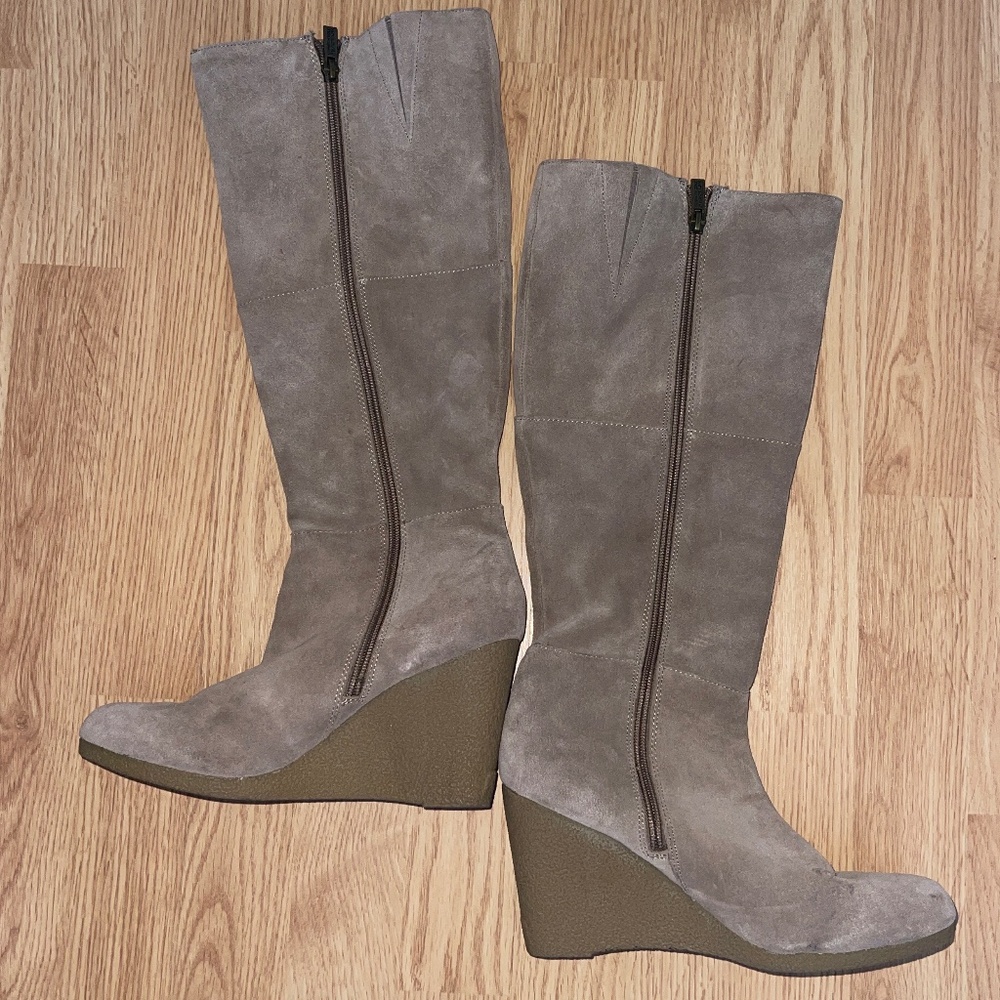 Kenneth Cole Reaction Light Tan Suede Wedge Zip Up High Boots Size 8.5 - Picture 4 of 7